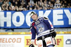 22. März 2011: Out im Halbfinal gegen Davos: Paul Di Pietro wird von den EVZ-Fans verabschiedet. (Bild: Keystone)