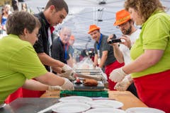 Weltrekordversuch, mit dem Ziel eines Eintrags im Guinessbuch der Rekorde: In Altstätten wird das längste Cordon bleu gemacht (Bild: Urs Bucher)