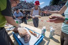 Das Mittagessen wir in der Schwinger Arena serviert. (Bild: Urs Flüeler/Keystone)