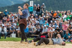 Der Innerschweizer Joel Wicki, links, freut sich über seinen Sieg gegen seinen Verbandskollegen Adrian Steinauer. (Bild: kEYSTONE / ALESSANDRO DELLA VALLE)