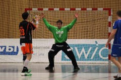 Überzeugte mit zahlreichen Paraden: Kriens-Luzern Torhüter Roman Schelbert, hier bei einem Penalty gegen Schaffhausens Iwan Ursic. (Bild: Roger Zbinden / Neue LZ)