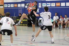 Kriens' Benjamin Steiger (links) gegen Gossaus Andreas Krapf. (Bild: Roger Zbinden/Neue LZ)