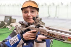 Schiessen: Nina Christen aus Wolfenschiessen. Was liegt drin in Rio? Für Nina Christen ist es die erste Teilnahme an Olympischen Spielen. Eine grosse Sache und eine schöne Erfahrung für die 22-Jährige. Ihr Fokus richtete sich ursprünglich auf eine Teilnahme an Olympia 2020 in Tokio. Die Erwartungen an den Rookie dürfen deshalb nicht zu hoch angesetzt werden. Schliesslich liegt das beste Alter für diesen Sport zwischen 30 und 40 Jahren. Christen wird in zwei Disziplinen zum Einsatz gelangen. Beim Luftgewehr 10 Meter ist Christen derzeit die Nummer 101 in der Weltrangliste. Beim Gewehr 50 Meter belegt sie den 85. Rang. Eine Finalqualifikation bei einer dieser Disziplinen wäre deshalb bereits eine grosse Überraschung für die Nidwaldnerin vom Kleinkaliber-Schützenverein Büren-Oberdorf. (Bild: Keystone)