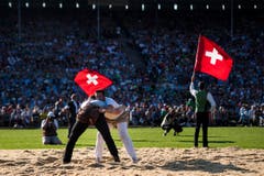 Zwei Swinger kämpfen, am Eidgenössischen Schwing- und Älplerfest (ESAF) Estavayer2016. (Bild: JEAN-CHRISTOPHE BOTT)