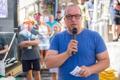 Weltrekordversuch, mit dem Ziel eines Eintrags im Guinessbuch der Rekorde: In Altstätten wird das längste Cordon bleu gemacht (Bild: Urs Bucher)