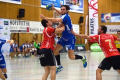 Steigt höher als alle anderen: Tobias Baumgartner vom HC Kriens-Luzern gegen die Winterthurer Spieler Mila Corocic (links) und Marcel Hess. (Bild: Nadia Schärli / Neue LZ)