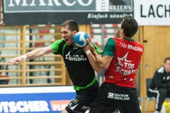 Die beiden Topskorer im Direktduell: Boris Stankovic vom HC Kriens-Luzern (links) gegen Lukas Von Deschwanden. (Bild: Roger Grütter / Neue LZ)