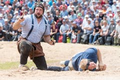 Thomas Sempach, links, feiert seinen Sieg über Lutz Scheuber, rechts, im 4. Gang. (Bild: KEYSTONE/Urs Flueeler)