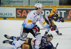 Harte Landung von Zugs Andrew Hutchinson, hier gegen Fribourgs Joel Kwiatkowski. (Bild: Keystone)