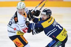 Zugs Jarkko Immonen (links) gegen Ambris Lukas Lhotak (Bild: Keystone / Gabriele Putzu)