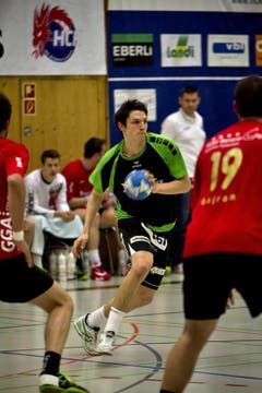 Nicolas Raemy vor der Pfadi-Abwehr. (Bild: Manuela Jans / Neue LZ)