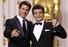 «The Artist»-Produzent Thomas Langmann zusammen mit Tom Cruise (l.). (Bild: Keystone/EPA)