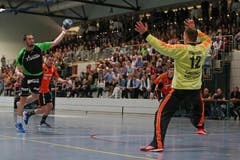 Boris Stankovic, inks, gegen Schaffhausens Goalie Arunas Vaskevicius. (Bild: Philipp Schmidli / Neue LZ)