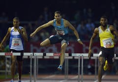 Der Schweizer Kariem (mitte) neben Annsert Whyte aus Jamaika (rechts) beim 400m-Hürdenlauf. (Bild: Keystone)