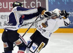 Der Zuger Thomas Ruefenacht, links im Spiel gegen Dominik Schlumpf. (Bild: Keystone)