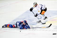 Zugs Robbie Earl (rechts) gegen ZSC' Mathias Seger am Boden. (Bild: Keystone)