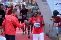 Die Läuferinnen und Läufer sind unterwegs (Bild: Dominik Wunderli/LZ)