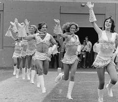 Robin Williams, Dritter von rechts, als Cheerleader in «Mork & Mindy». (Bild: Keystone)