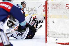 Lakers Nicolas Thibaudeau (hinten,)erzielt das 2:1. (Bild: Keystone)