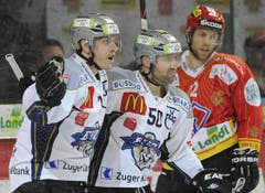 Björn Christen feiert Glen Metropolit nach dem 1:0. (Bild: Keystone)