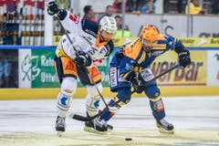 Viktor Stalberg vom EV Zug (links) im Duell mit dem Davoser Andres Ambühl (Bild: Andy Müller / Freshfocus)