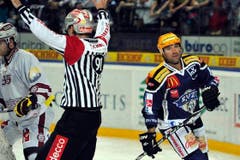 Schiedsrichter Daniel Stricker, neu mit Nummer und Glen Metropolit vom EV Zug. (Bild: Keystone)