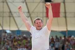 Andi Imhof feiert seinen Sieg im Schlussgang gegen Martin Grab. (Bild: Keystone/Urs Flüeler)