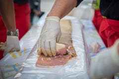 Weltrekordversuch, mit dem Ziel eines Eintrags im Guinessbuch der Rekorde: In Altstätten wird das längste Cordon bleu gemacht (Bild: Urs Bucher)