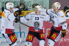 Lugano-Spieler feiern das 1:0. (Bild: Keystone/Urs Flüeler)