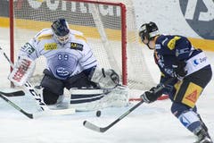 Der Zuger Dario Bürgler (rechts) scheitert an Ambris Torhüter Sandro Zurkirchen. (Bild: Keystone / Urs Flüeler)