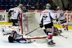 Kloten Flyers Stürmer Steve Kellenberger, rechts am Boden, stürzt, nachdem er das 1:2 geschossen hat. (Bild: Keystone)