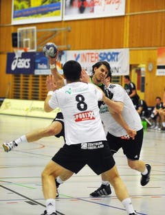 Der Krienser David Nyffenegger versucht, am Thuner Franic Borna vorbeizukommen. (Bild: Corinne Glanzmann / Neue LZ)