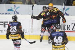 Berns Christoph Bertschy, hinten links, jubelt nach seinem Tor zum 2:0 mit seinen Teamkollegen Ryan Gardner, Martin Pluess, links, und Andreas Haenni.