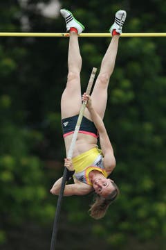 Nicole Büchler beim Stabhochsprung. (Bild: Philipp Schmidli / Neue LZ)