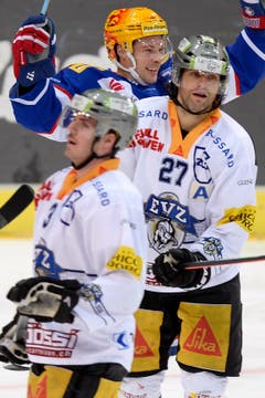 Frust bei den Zugern Nolan Diem, links, und Josh Holden, während Zürichs Robert Nilsson nach dem 1:0 jubelt . (Bild: Keystone / Walter Bieri)