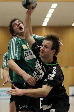Kriens Thomas Hofstetter (rechts) gegen Wacker Thuns Jonas Dähler. (Bild: Philipp Schmidli/Neue LZ)