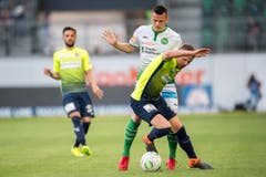 Stjepan Kukuruzovic im Zweikampf gegen den Thuner Stefan Glarner. (Bild: Urs Bucher)