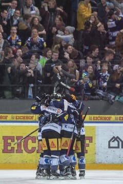 Die Zuger feiern den Ausgleich zum 1:1. (Bild: Urs Flüeler / Keystone)