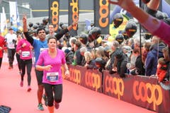 Einige der 10'000 Siegerinnen und Sieger beim Zieleinlauf. (Bild: Ramona Geiger/ Claude Hagen/LZ)