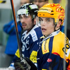 Auf der Strafbank: Die Zuger Tim Ramholt (links) und Reto Suri. (Bild: Keystone)