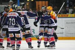 Zugs Damien Brunner (rechts) jubelt mit Glen Metropolit über das 5:2. (Bild: Philipp Schmidli / Neue LZ)
