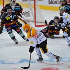 Der Zuger Topspieler Pierre-Marc Bouchard, Mitte, und die Berner Beat Gerber, Torhüter Marco Bührer, Pascal Berger und Eric Blum (von links). (Bild: Keystone/Lukas Lehmann)