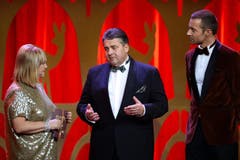"Bunte"-Chefredakteurin Patricia Riekel im Gespräch mit Sigmar Gabriel (mitte) und Moderator Kai Pflaume. (Bild: EPA / Britta Pedersen)