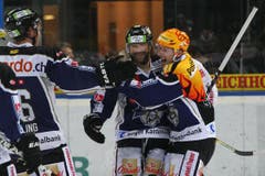 Zugs Timo Helbling, Glen Metropolit und Damien Brunner (von links) bejubeln das 5:2. (Bild: Philipp Schmidli / Neue LZ)