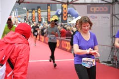 Einige der 10'000 Siegerinnen und Sieger beim Zieleinlauf. (Bild: Ramona Geiger/ Claude Hagen/LZ)