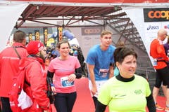 Einige der 10'000 Siegerinnen und Sieger beim Zieleinlauf. (Bild: Ramona Geiger/ Claude Hagen/LZ)