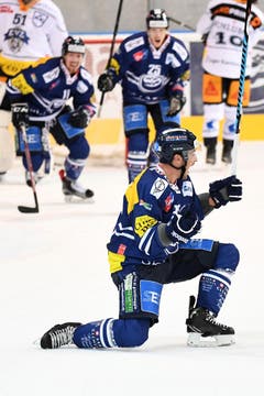 Ambri-Spieler Matt D'Agostini (vorne) schiesst das 3:2... (Bild: Keystone / Gabriele Putzu)