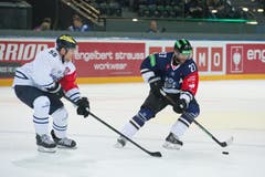 Josh Holden (rechts) gegen Patrick Köppchen (Bild: Dominik Wunderli / Neue LZ)