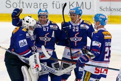 Kloten Flyers Torhueter Martin Gerber, von links, wird nach dem Sieg im Penaltyschiessen gefeiert von seinen Mitspielern Romano Lemm, Vincent Praplan und Tommi Santala waehrend dem Eishockey-Meisterschaftsspiel der National League A zwischen den Kloten Flyers und dem EV Zug am Freitag, 31. Oktober 2014, in der Kolping Arena in Kloten. (KEYSTONE/Patrick B. Kraemer) (Bild: PATRICK B. KRAEMER)