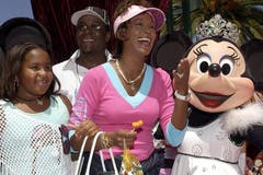 Whitney Houston mit ihrem Ehemann Bobby Brown und Tochter Bobbi Kristina bei einem Besuch des Disneylands in Anaheim. (Bild: Imago)